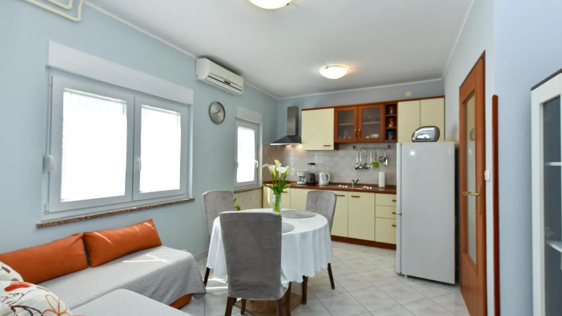 Apartments Nevina 1230 Pula 0*,