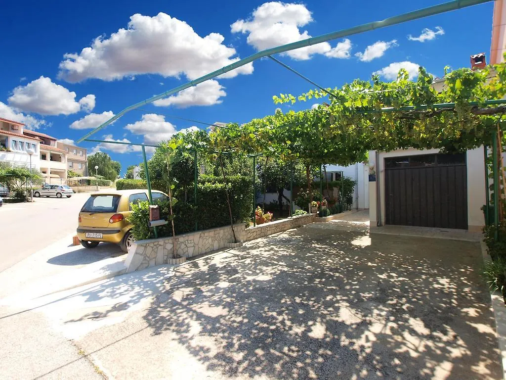 Apartments Nevina 1230 Pula 0*,